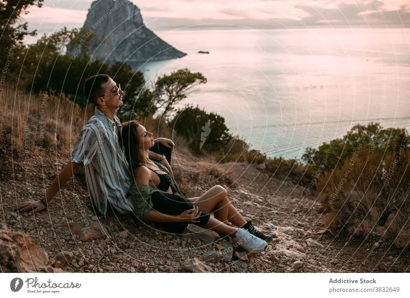 Sorgloses Paar ruht auf einem Hügel in der Nähe des Meeres Stil Sonnenuntergang MEER sich[Akk] entspannen genießen sorgenfrei Liebe kuscheln Ufer Partnerschaft