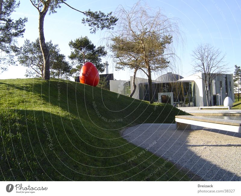 Rotes Ei im Grünen Osterei Park obskur modern Architektur