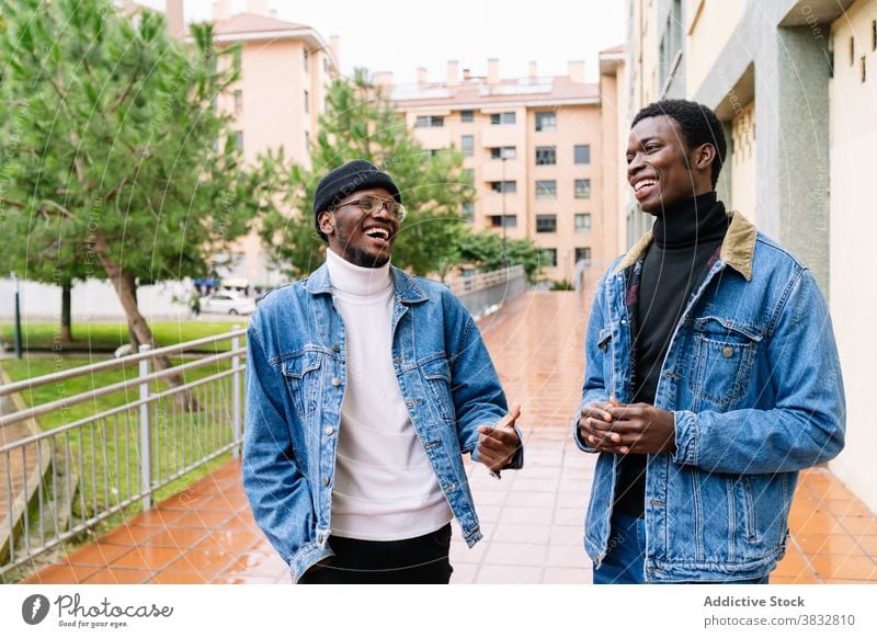 Vergnügte schwarze Männer lachen in der Stadt Spaß haben Freund Lachen Witz Zusammensein Stil Jeansstoff Großstadt Straße ethnisch Afroamerikaner Glück heiter