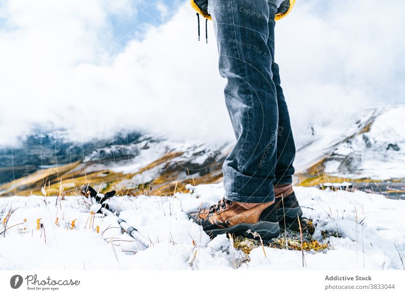 Crop Traveller mit Trekkingstöcken in den Bergen im Winter Wanderer Berge u. Gebirge Schnee Bergsteiger Mast Berghang sonnig Winterzeit Pyrenäen-Berge Andorra