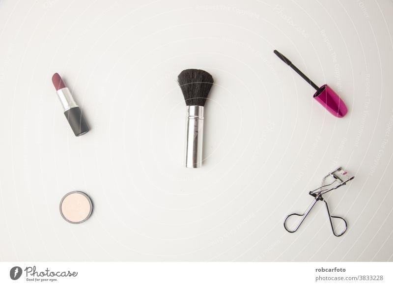 Make-up-Objekte auf weißem Hintergrund Kulisse Bürste machen Frau nach oben Kosmetik Top Ansicht rot Farbe Schönheit Lippenstift Schminke Mode Pflege farbenfroh