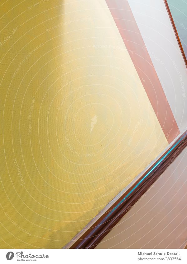 Treppenraum mit Holzgeländer in warmen Farben Minimal grafisch farben formen Geometrie abstract grafik abstrakt quadrat harmonie treppe haus treppenhaus gelb