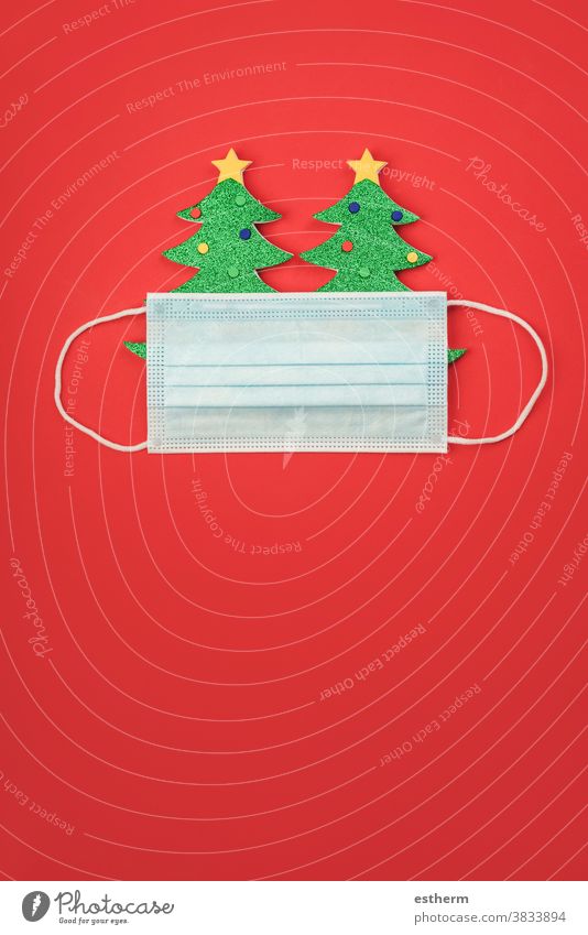 Fröhliche Weihnachten.weihnachtlicher Konzepthintergrund.Weihnachtsbaum mit chirurgischer Schutzmaske Weihnachtsmann Coronavirus Transparente