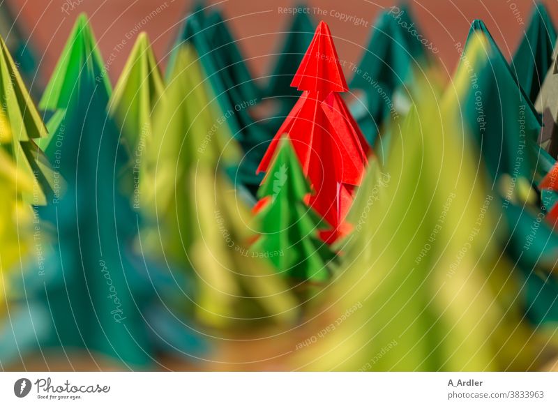 selbst gebastelte farbige Tannen aus Papier stehen im Wald Waldorfschule Basar rot grün Weihnachtsbäume Weihnachtsbaum Basteln selbstgemacht handmade