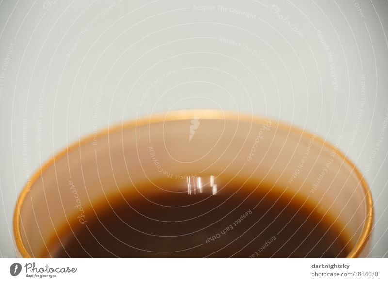Mokka in einer traditionellen Mokkatasse mit Goldrand aus feinem Porzellan Detail Kaffe Muster Nahaufnahme Kaffee Espresso Hintergrund Tasse Getränk
