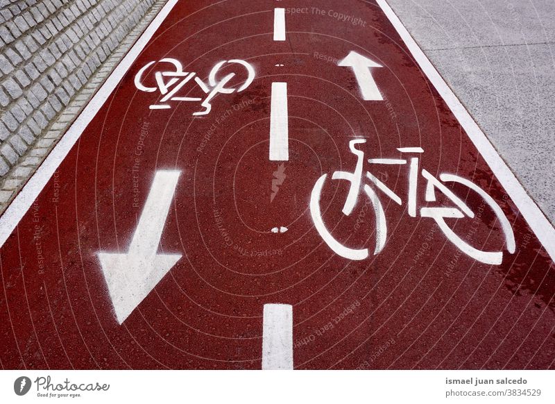 Fahrrad-Verkehrszeichen auf der Straße in der Stadt Bilbao Spanien Ampel Zyklus Fahrradsignal signalisieren Verkehrsgebot Ermahnung Großstadt Verkehrsschild