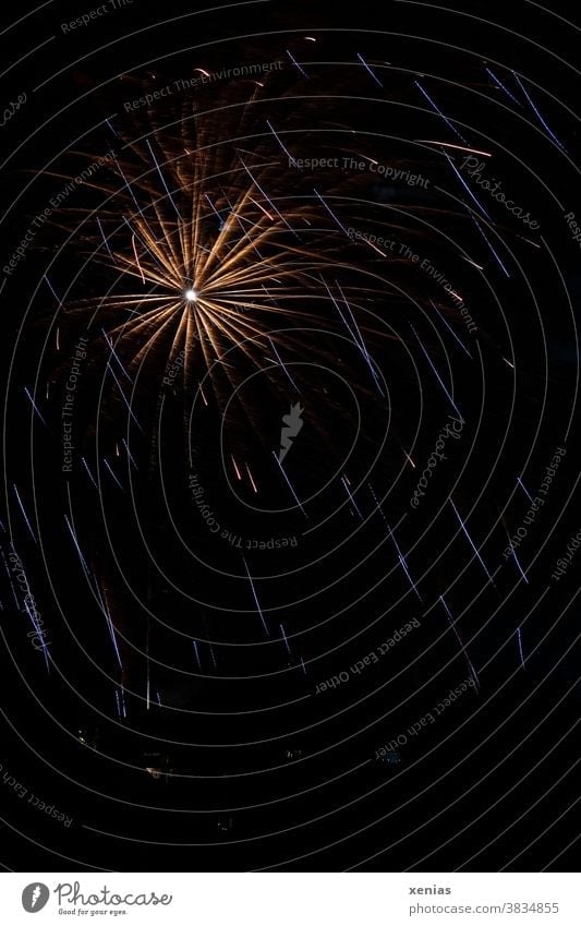 Ein leuchtender Stern vom Feuerwerk am dunklen Himmel Sylvester Explosion Licht Silvester u. Neujahr Nacht Feste & Feiern Pyrotechnik Nachthimmel dunkel moody