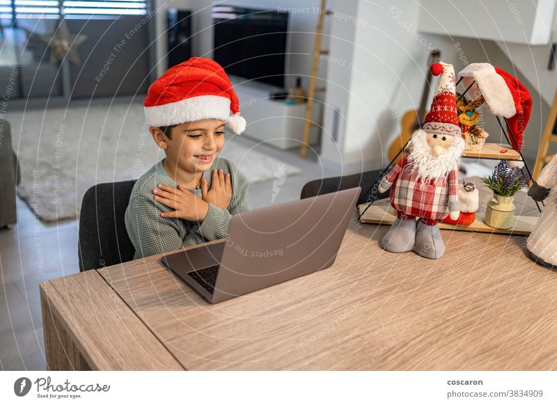 Kleiner Junge macht zu Weihnachten einen Videoanruf mit der Familie allein Anruf Fotokamera Feier Talkrunde Kind Kindheit Kinder Claus Mitteilung Computer