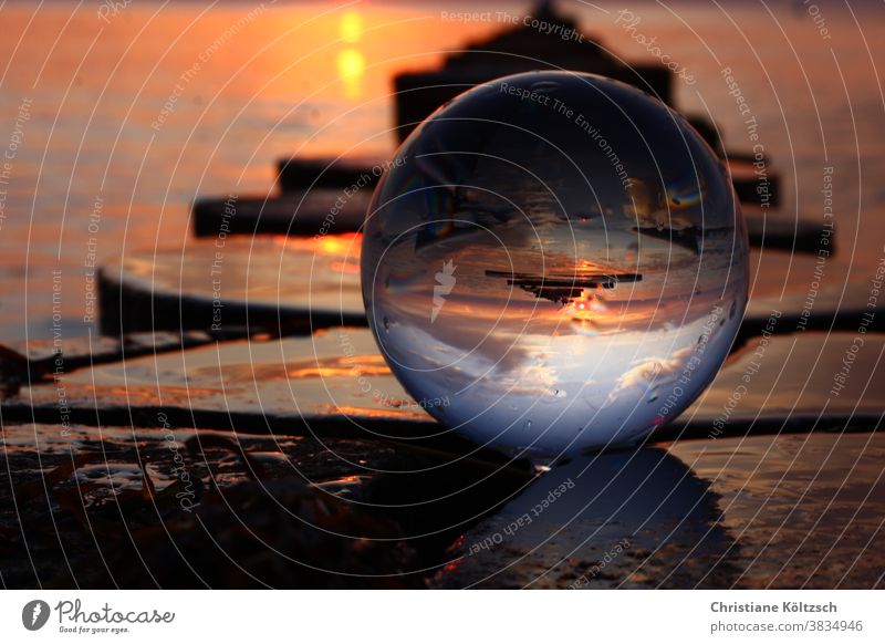 Sonnenuntergang in der Glaskugel am Meer von Hiddensee Glaskugelfotografie Strand Buhnen Wärme Dynamik Küste Ostsee Wolken Landschaft Hobbyfotografie