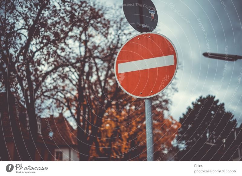 Einfahrt verboten Verkehrsschild. Einbahnstraße. Verkehrszeichen Hinweisschild Straßenverkehr Herbst Verbote