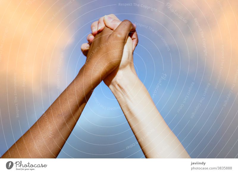 Multiethnische Frauenhände gemeinsam gegen den wolkigen Himmel. Hände multiethnisch rassenübergreifend Menschen schwarz Leben Angelegenheiten Afrikanisch