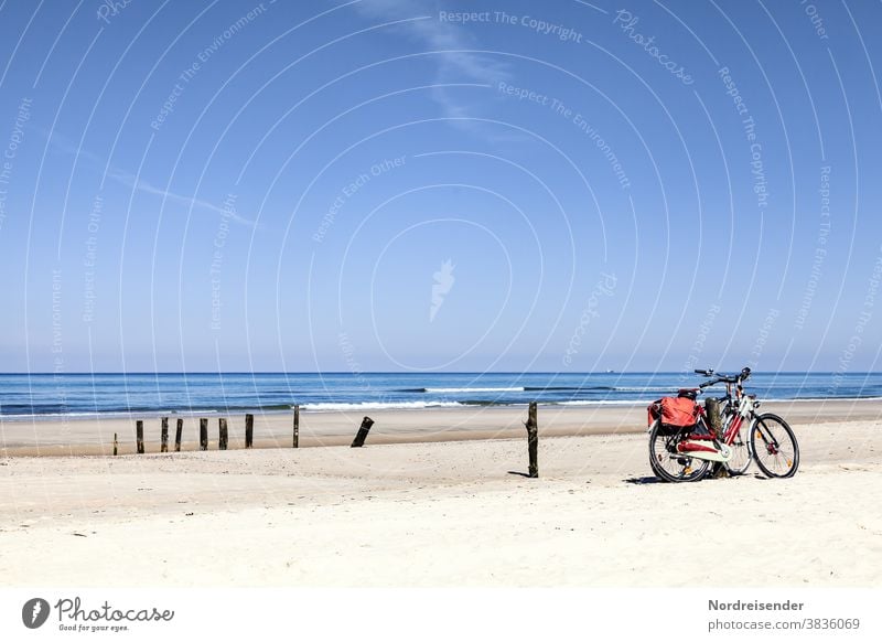 Zwei Fahrräder am Strand der Ostsee ostsee fahrrad aktivurlaub strand aktivität meer düne dünengras wasser wellen sonne nordsee sonnenschein rad fahren