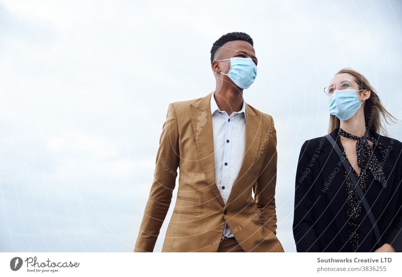 Geschäftspaar trägt Masken außerhalb des Flughafens auf Geschäftsreise mit Gepäck während einer Gesundheitspandemie Business Geschäftsmann Geschäftsfrau