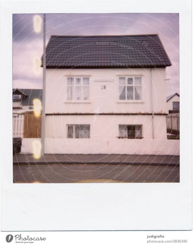 Isländisches Haus auf Polaroid Island Fenster wohnen Farbfoto Außenaufnahme Menschenleer Gebäude Wand Architektur Häusliches Leben Straße Dach Einfamilienhaus
