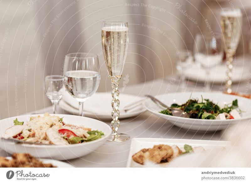 Serviert am Tisch eine Vielzahl von köstlichen festlichen Speisen und Weinen, die für eine Veranstaltungsparty oder Hochzeit zubereitet werden. ausgewählter Schwerpunkt.