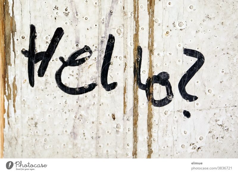 "Hello?" steht in schwarzer Handschrift auf weiß lackiertem Holz geschrieben Hallo Kontaktsuche Schrift Frage Schriftzeichen Zeichen Kommunizieren Buchstaben