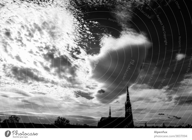 unklare Gemengelage Wolken Wolkenformation Kirche Menschenleer Außenaufnahme Dramatik Weltuntergang Landschaft dramatisch Klima Katholizismus