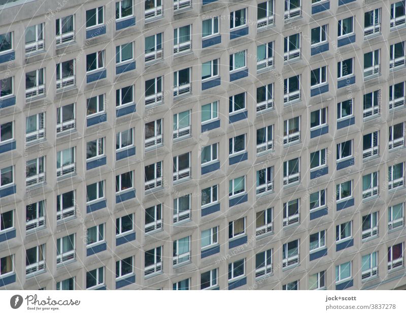 schräge Fassade vom Plattenbau Architektur trist Fenster Symmetrie Strukturen & Formen Gebäude eckig Froschperspektive viele modern einheitlich Ordnung DDR