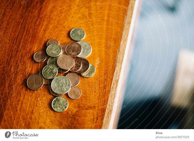 Kleingeld liegt auf einem Tisch. Geld, Münzen, sparen. Finanzen sammeln Bargeld Holztisch