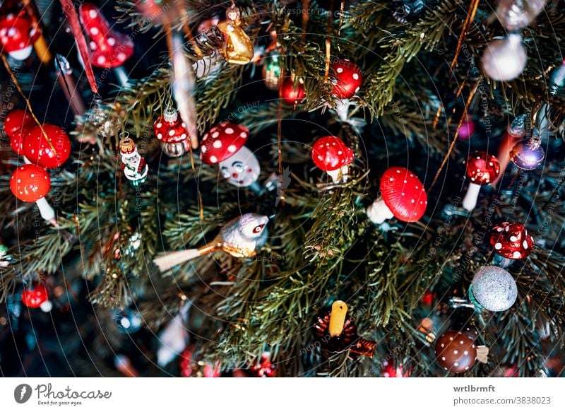Zweige eines verrückten Weihnachtsbaums mit einer Vielzahl von Christbaumschmuck Weihnachten Ornament Dekoration & Verzierung Glitter Feiertag Baum Dezember
