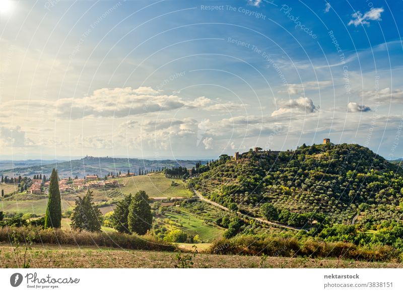 Hügel der Toskana und Sommerlandschaft Feld Himmel Landschaft Wolkenlandschaft Italien Ernte ländlich Cloud Rollender Hügel Europa Tag natürliche Beleuchtung