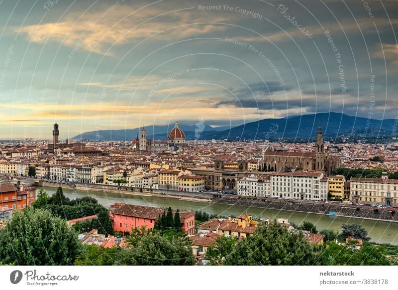Panoramablick auf das Stadtbild von Florenz Skyline Toskana Italien Berge u. Gebirge Fluss Arno Wolkenlandschaft Großstadt Sehenswürdigkeit Breitbild urban