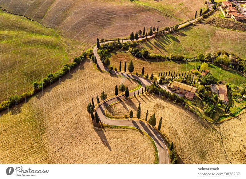 Winding Road und Felder in Pienza Italien Luftaufnahme Straße Toskana Ackerbau ländlich Landschaft Ackerland geschlängelt Bauernhof Haus