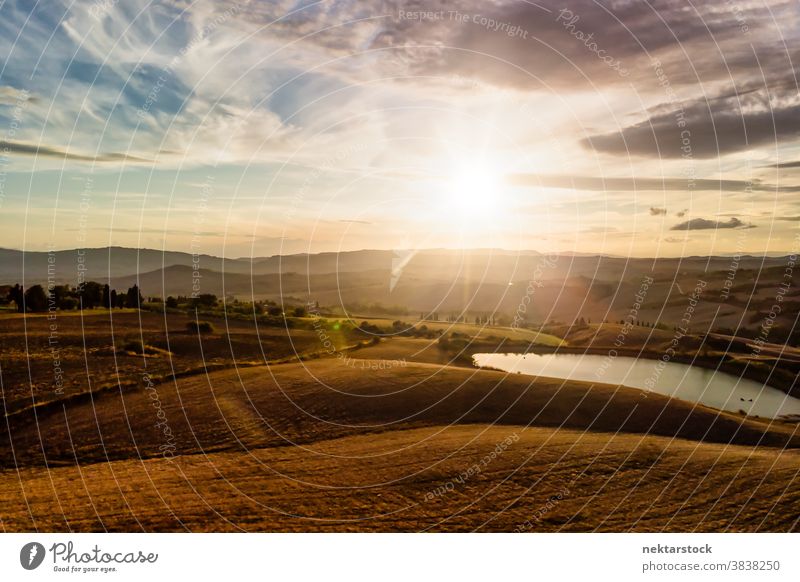 Italienisches Landschaftspanorama mit Bergsilhouetten und Wolken Toskana Wolkenlandschaft Panorama Ackerbau Feld See Sonne Sonnenaufgang ländlich Ackerland