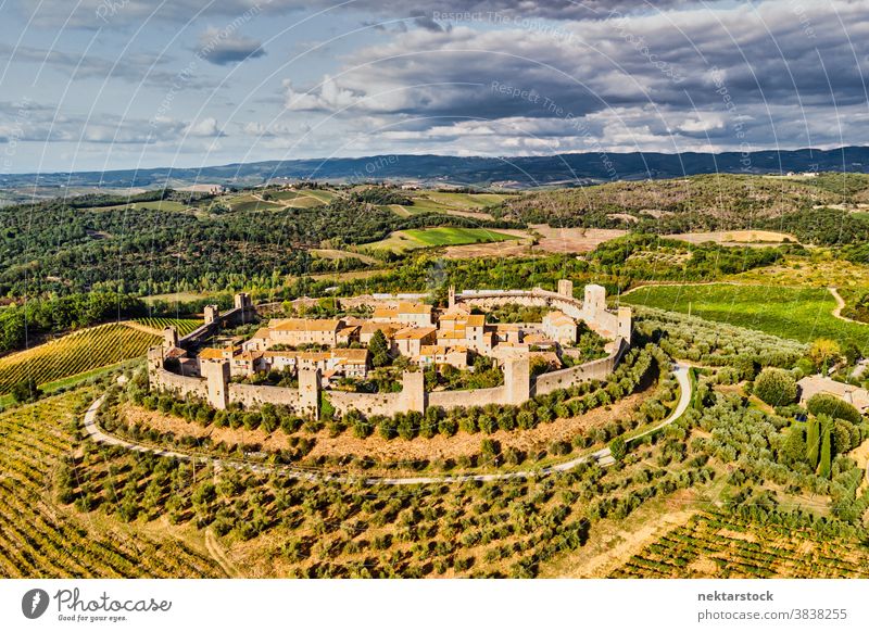 Monteriggioni ummauerte Stadt mit umgebender Landschaft Siena Toskana mittelalterlich historisch Wand Stadtbild keine Menschen Panoramablick Architektur