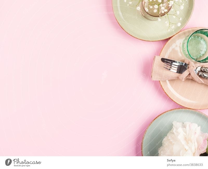Pastellfarbenes Keramik- und Glasgeschirr auf rosa Geschirr Speise leer Platten Tisch Ansicht modern Dekor Essgeschirr Abendessen Teller Hintergrund Porzellan