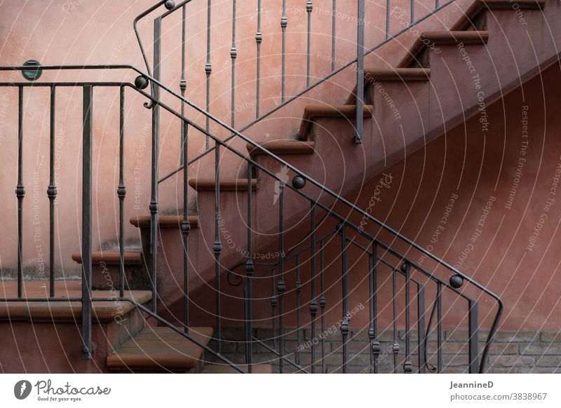 Treppe mit Geländer Treppengeländer treppensteigen Architektur abwärts aufwärts Seitenansicht aufsteigen Haus rotbraun Nostalgie Traum Erfolg Treppenhaus