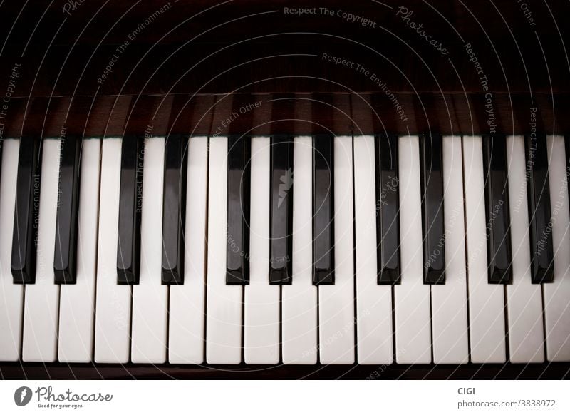 Schwarze und weiße Tasten eines klassischen Klaviers. Luftaufnahme. Keyboard Musical schwarz Skala Klassik Musik Hinweis Instrument Oktave Schlüssel