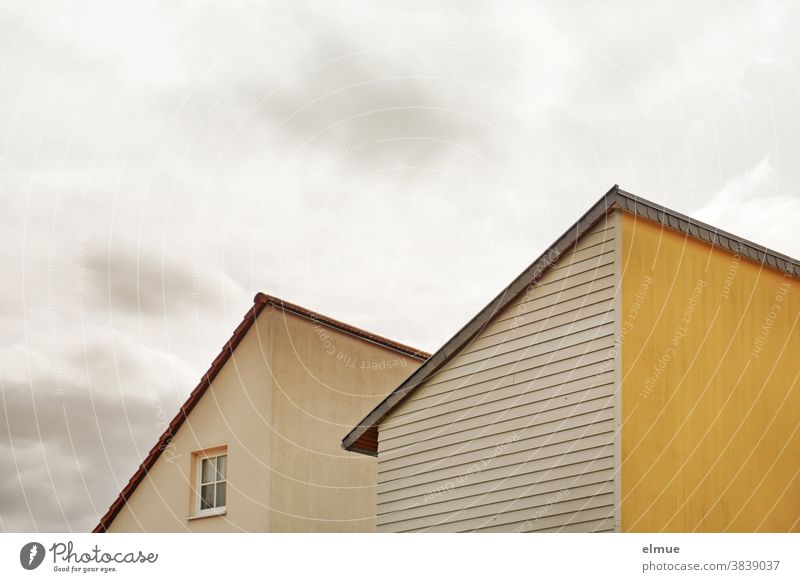 Zwei unterschiedliche Giebelwände, eine davon mit Fenster, bei trübem Wetter Hausgiebel wohnen Holz Gebäude Fassade Wohnung Architektur Häusliches Leben Himmel