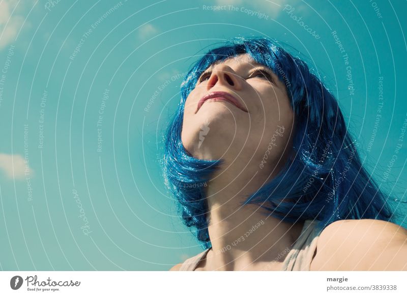 1000:  Frau mit blauen Haaren schaut erwartungsvoll in den blauen Himmel! Was wird die Zukunft bringen? Porträt Junge Frau Gesicht genießen Mensch Sommerurlaub