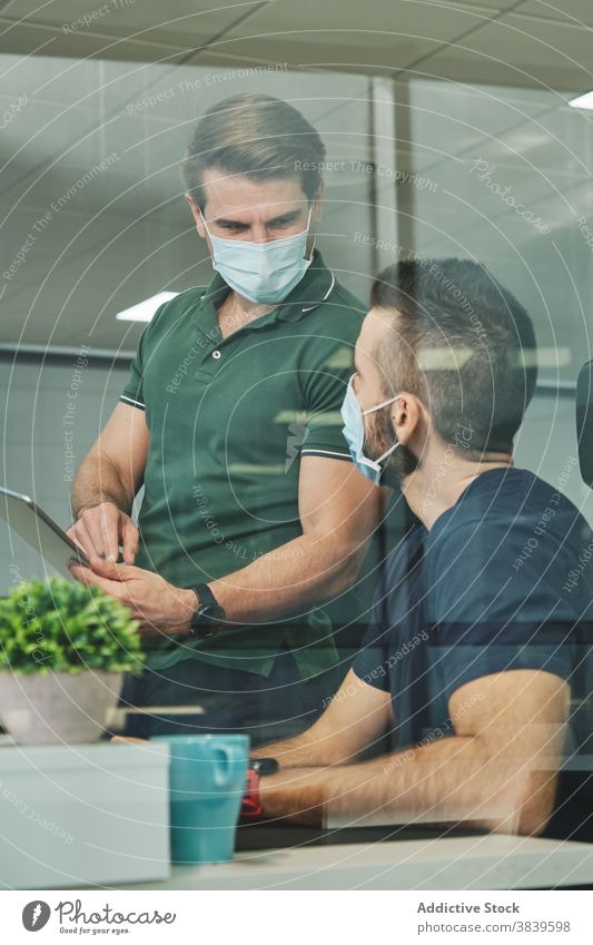 Beschäftigte Männer arbeiten mit Masken im Büro Software Entwicklung Entwickler Arbeit Zusammensein Mundschutz Coronavirus Programmierer Programmierung behüten