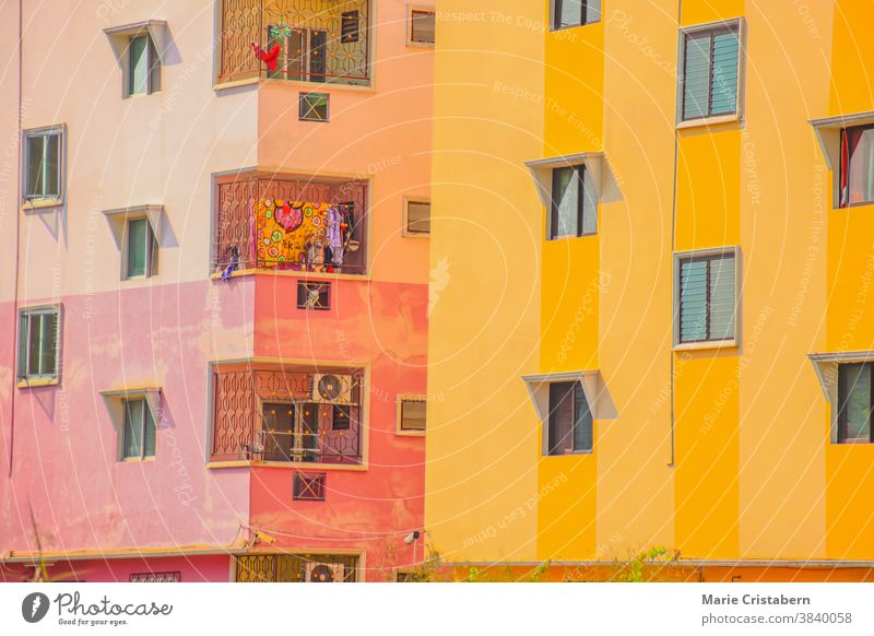 Nahaufnahme von allgemeinen Wohngebäuden mit hellen, farbigen Wänden in Bangkok City Anime-Blick Farbenfrohe Gebäude Mehrfamilienhäuser urban Wohngebiet