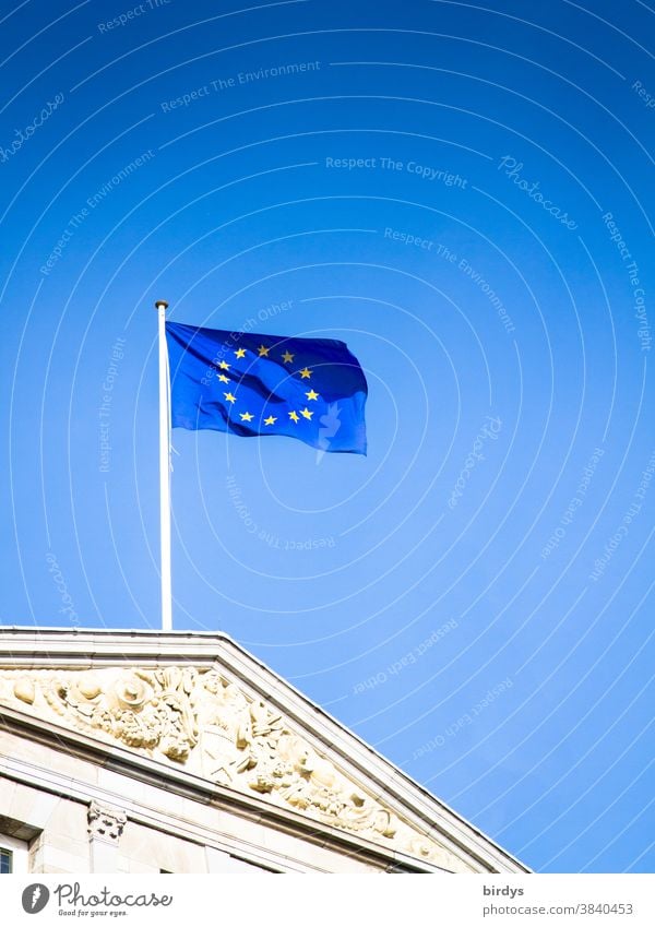 Europaflagge , Fahne der europäischen union weht im Wind vor strahlend blauem Himmel EU Europafahne Politik & Staat Europäische Union historisches Gebäude