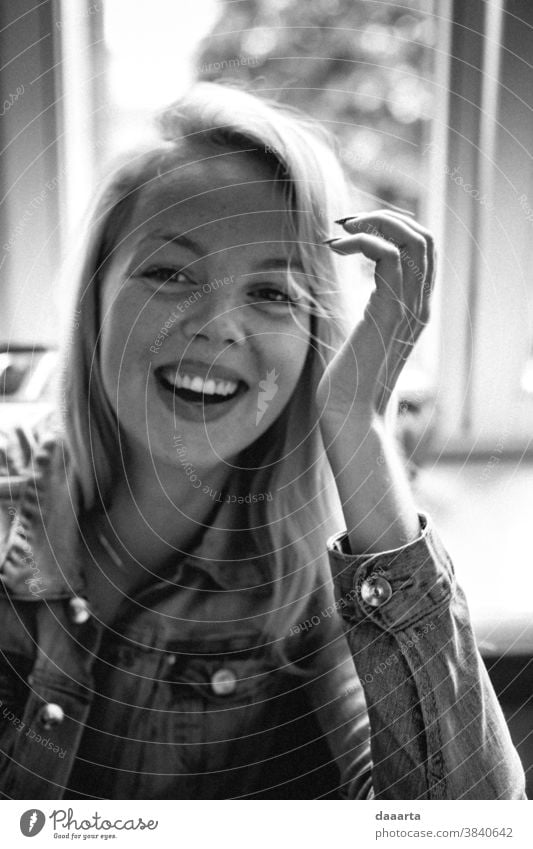 Kristine Sommersprossen Königin lachend Porträt Tag Innenaufnahme Güte Wahrheit Schwarzweißfoto friedlich Lebensfreude Stimmung Freundlichkeit Glück niedlich