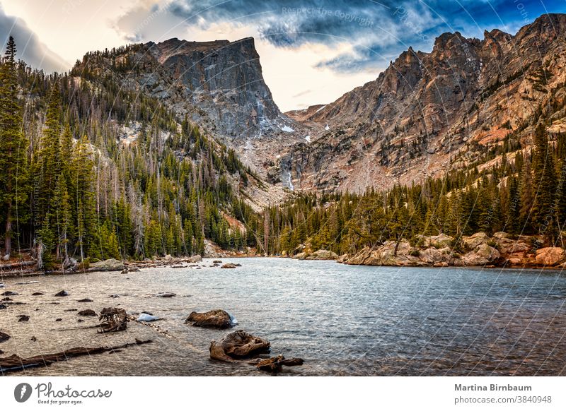 Traumsee im Rocky Mountain-Nationalpark, Colorado fallen Rocky Mountain National Park Bäume berühmter Ort See blau Wasser Immergrün Reflexion & Spiegelung