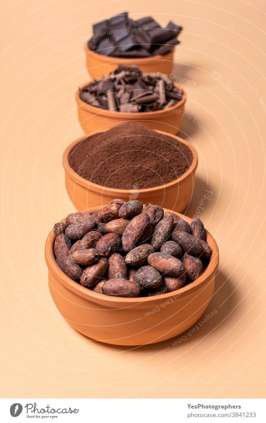 Kakaobohnen in einer Schale und isolierte Schokolade auf beigem Hintergrund Sortiment backen bitter Schüsseln Schokoladenstückchen Schokoladenstücke