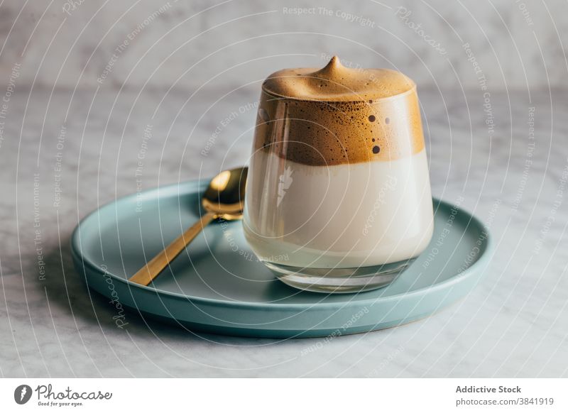 Dalgona-Kaffee auf dem Tisch serviert dalgona kalt Aroma Erfrischung sofort Getränk Glas trinken melken Tradition aromatisch Geschmack Energie brauen