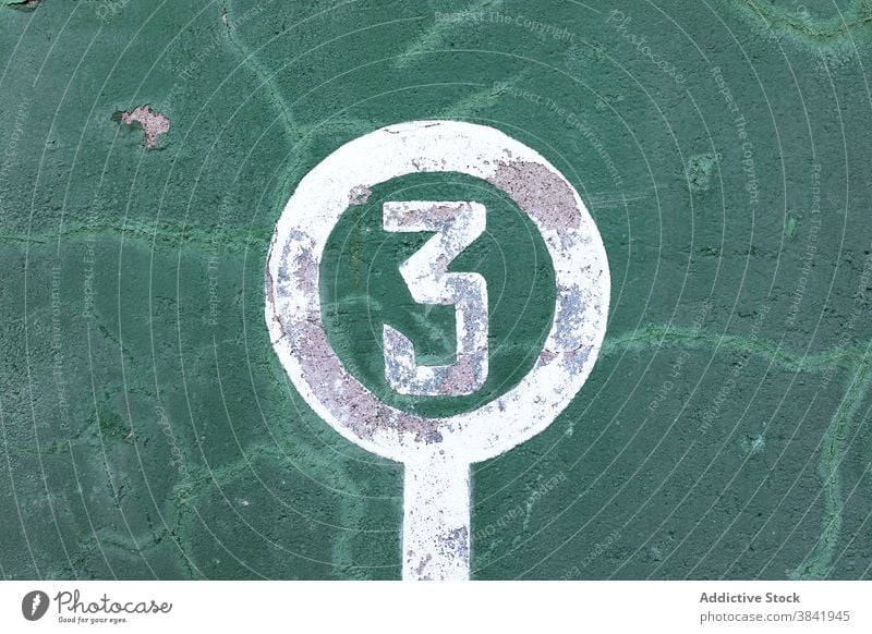 Shabby-Wand mit gemalter Nummer drei Gewinner Führer Konzept schäbig Farbe kreativ 3 Sieg dritte Tor Symbol grün Zeichen Oberfläche verwittert Grunge gewinnen