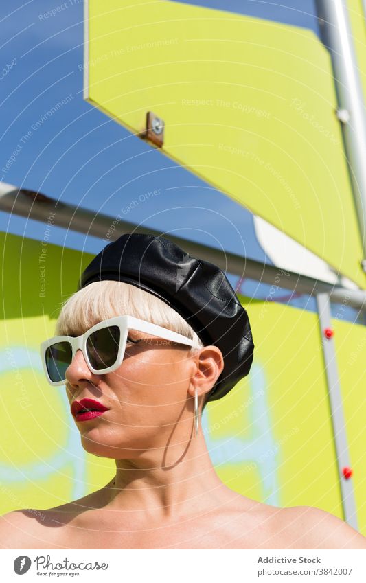 Stilvolle Frau mit Sonnenbrille in der Stadt Streetstyle trendy Generation tausendjährig jung lebhaft farbenfroh Individualität Outfit cool selbstbewusst