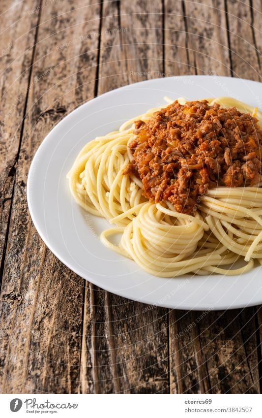 Spaghetti mit Bolognesesoße auf Holztisch Rindfleisch Käse Lebensmittel Spätzle Küche Italienisch Abendessen Speise selbstgemacht Fleisch Parmesan Teller Rezept