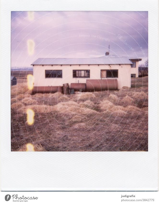 Isländisches Haus auf Polaroid Hütte Island wohnen Tank Fenster Wiese Außenaufnahme Gebäude Einsamkeit Häusliches Leben Farbfoto Menschenleer