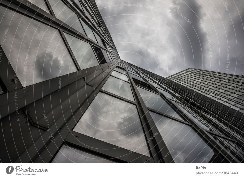 Fassade eines modernen Hochhauses mit Gewitterwolken. Büro Bürokomplex Reflektion Spiegelung Wirtschaft Immobilien Technik Architektur Stimmung Himmel