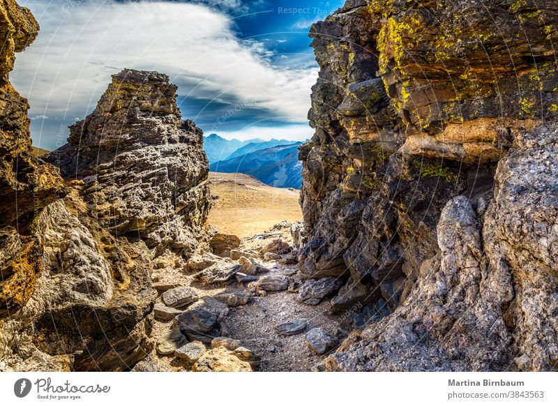 Blick auf den Rocky Mountain-Nationalpark durch Felsen auf dem Pfad der Tundra-Gemeinschaft, Colorado Steine Gipfel Rocky Mountain National Park
