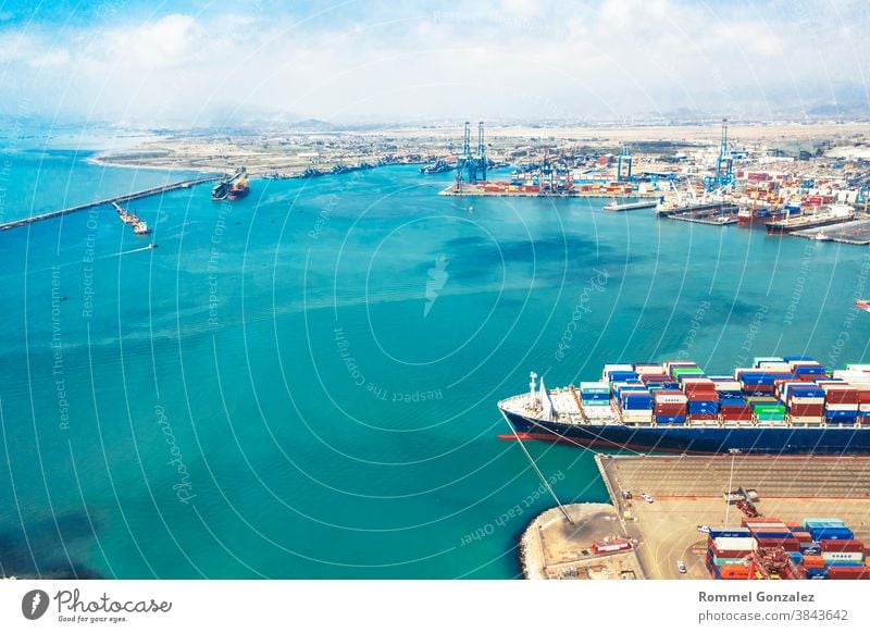 Callao, Lima / Peru - 4. November 2020: Blick auf Hafenbecken und Container im Hafen von Callao Drohnenansicht Luftbildfotografie Luftaufnahme Frachtschiffe