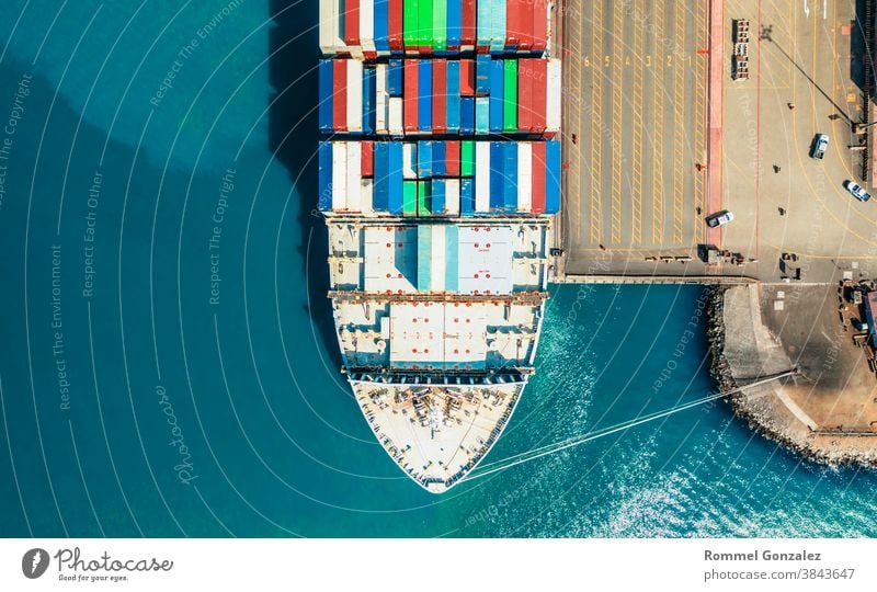 Luftaufnahme Containerschiff mit Container im Import-Export-Geschäft Logistik und Transport von internationalen durch Containerschiff im offenen Meer, mit Kopie Raum.