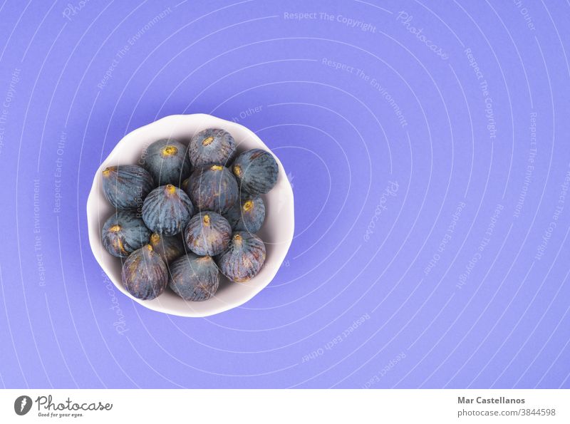 Schale mit Feigen auf blauem Hintergrund. Leerzeichen kopieren. geschnitten Schalen & Schüsseln Frucht Blauer Hintergrund Textfreiraum reif Lebensmittel